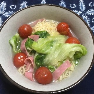 プチトマトとレタスとハムの塩ラーメン